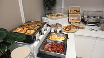 Se ofrece un desayuno bufé todos los días (por un coste adicional)