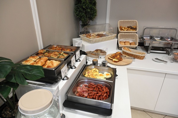 Daily buffet breakfast for a fee