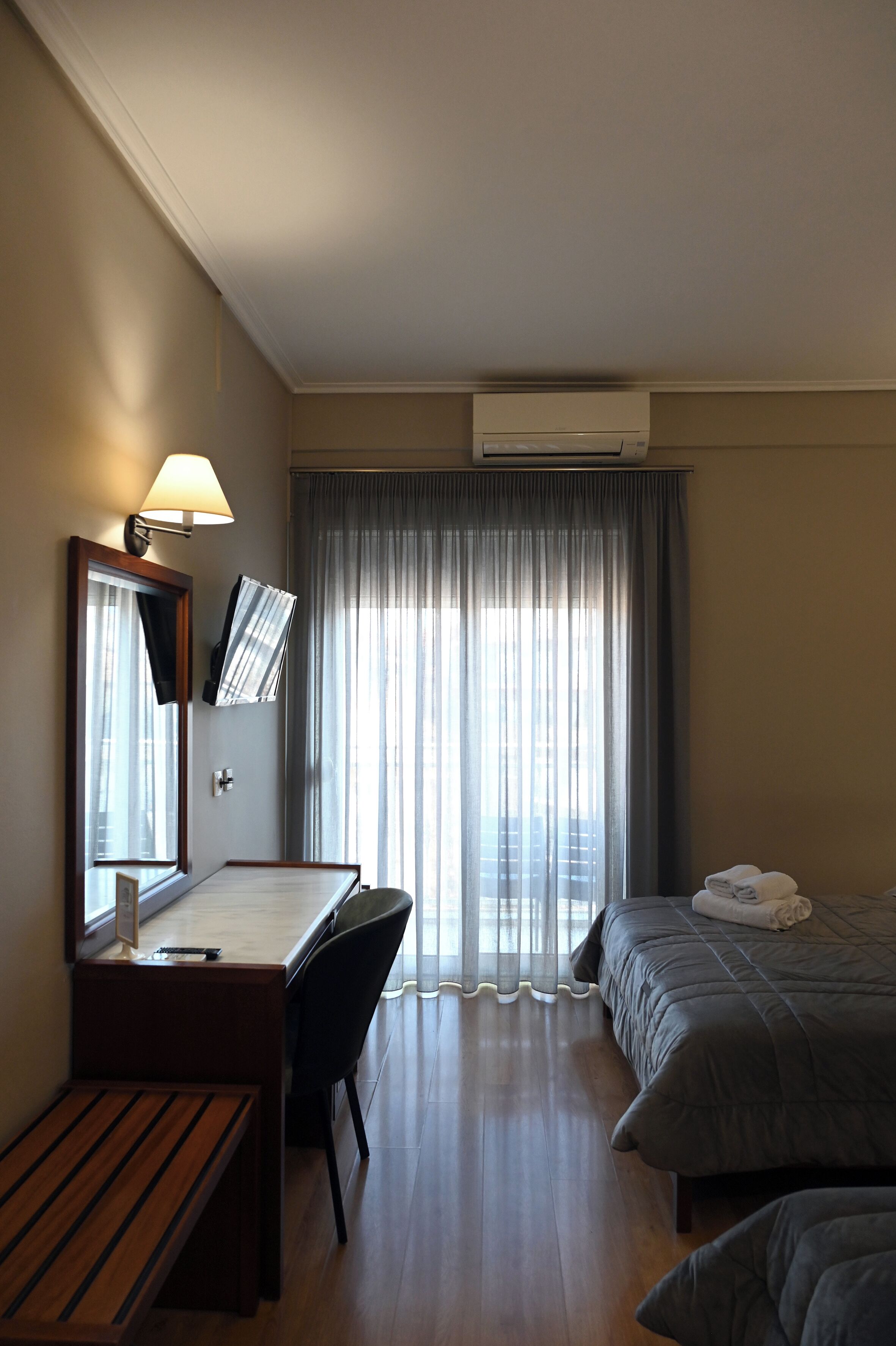 desk, soundproofing, free cots/infant beds, free wifi