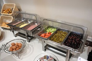 Desayuno buffet (EUR 7 por persona) 