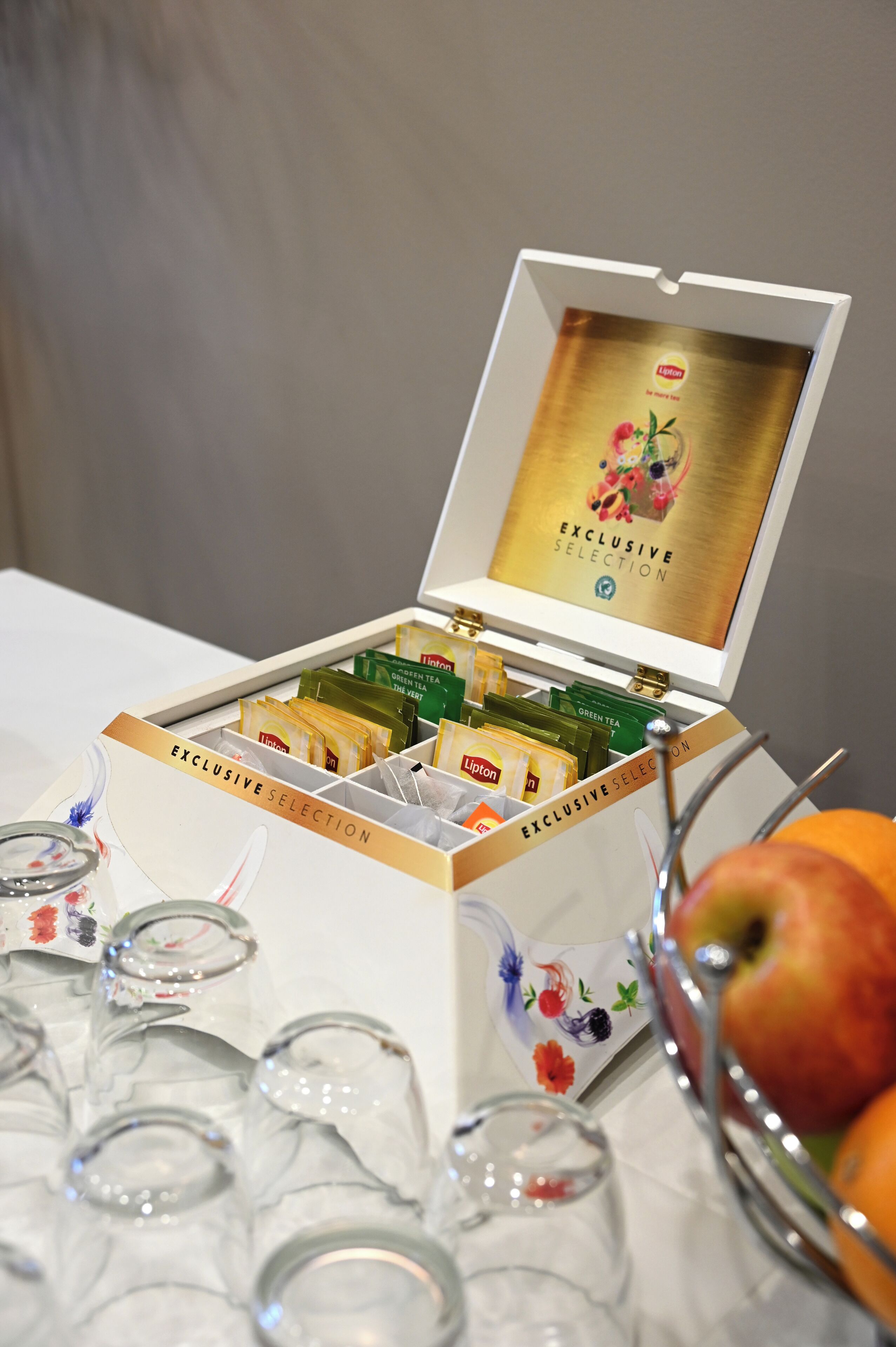 Una caja abierta de té Lipton con una etiqueta que dice 