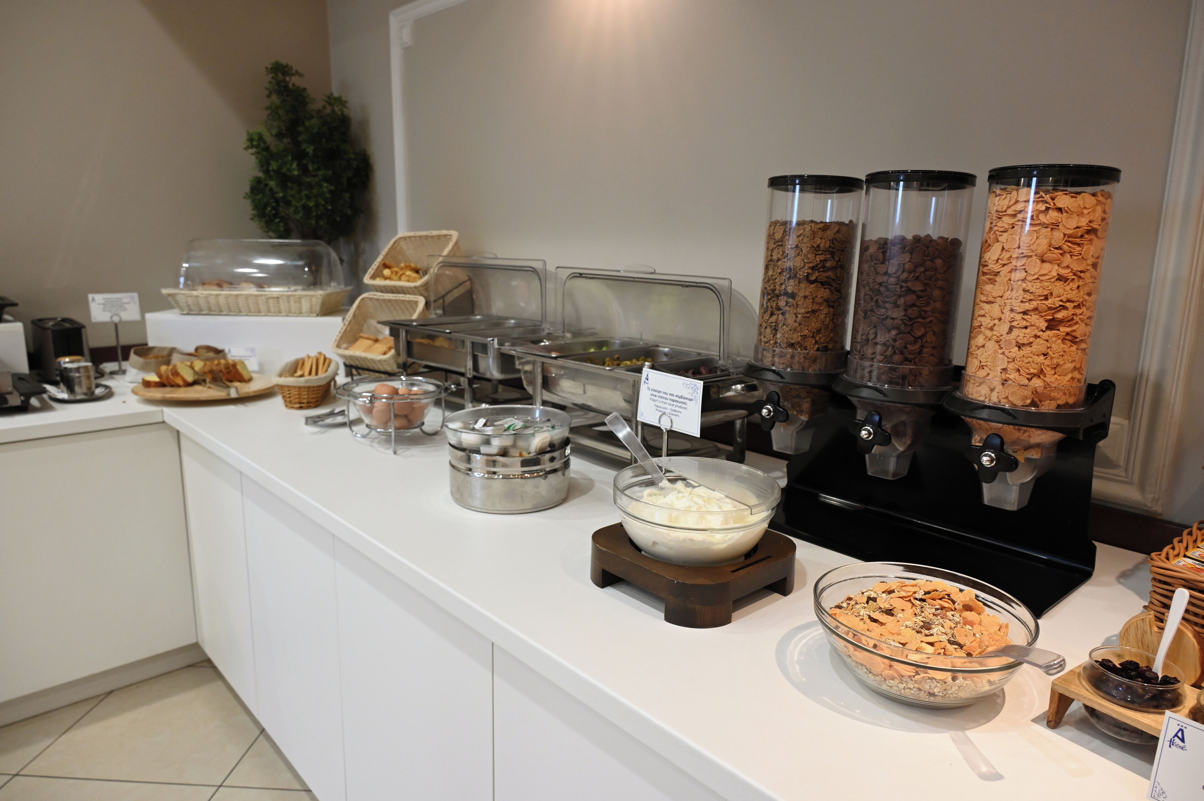 Una mesa de buffet con diversos alimentos y recipientes.