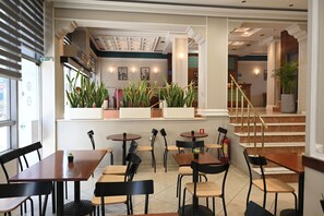 Desayuno buffet (EUR 7 por persona) 