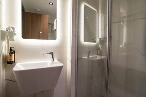 Douche, articles de toilette gratuits, sèche-cheveux, chaussons