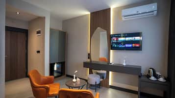 أغطية فراش متميزة وميني بار وخزنة داخل الغرفة ومكواة/لوح كي