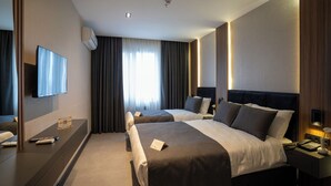 Tremannsrom – standard | Sengetøy av topp kvalitet, minibar, safe på rommet og strykejern/-brett
