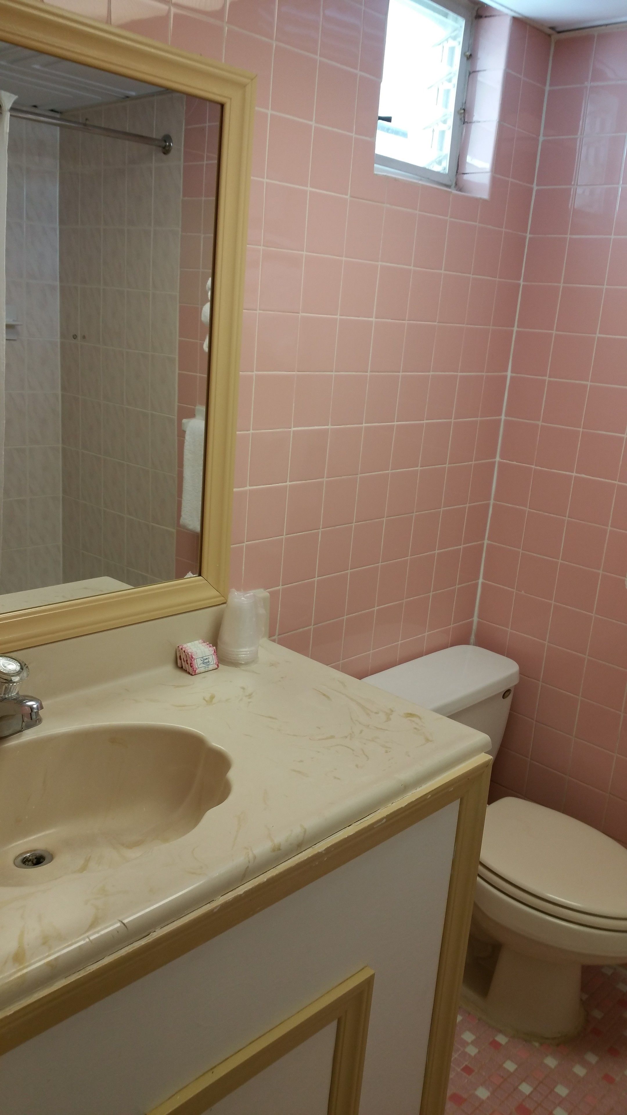 Ein Badezimmer mit Waschbecken, Spiegel und Toilette.