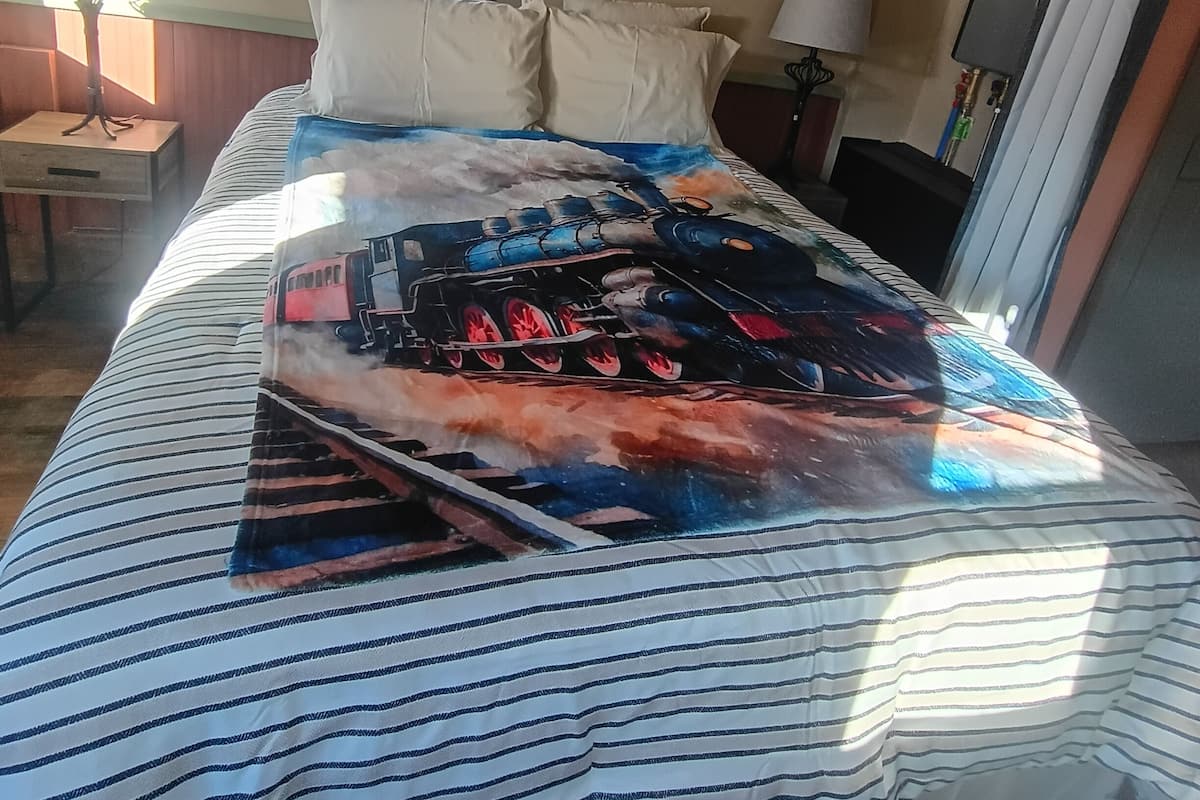 Cortinas blackout, wifi gratis y ropa de cama