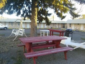 Terrace/patio - Riverside Motel (Helper)