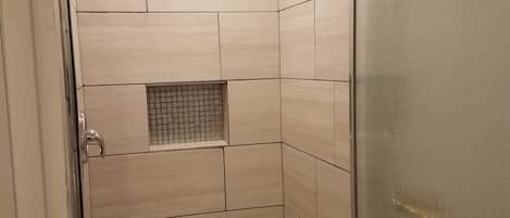 Room, 1 Queen Bed | Bathroom | Towels