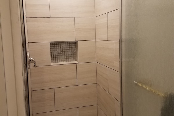 Room, 1 Queen Bed | Bathroom | Towels