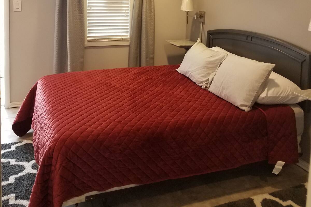 Room, 1 Queen Bed | Blackout drapes, WiFi (free), bed sheets