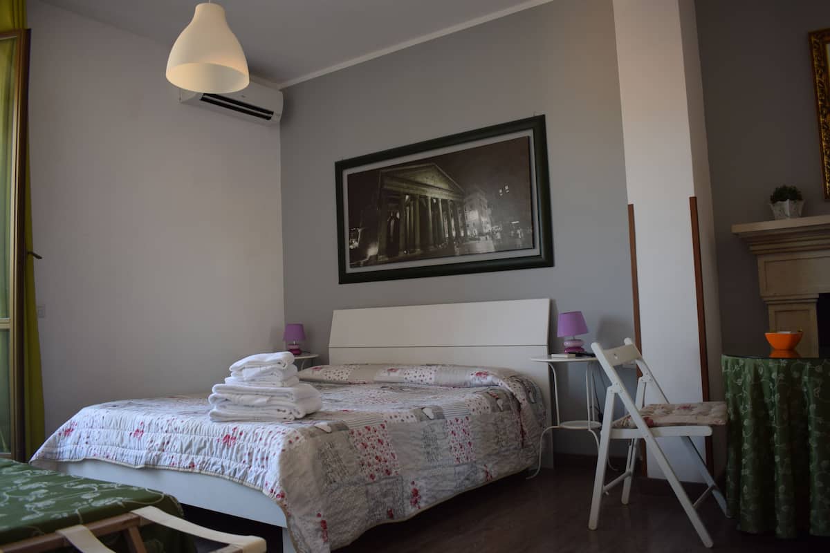 Driepersoonskamer, balkon | Een kluis op de kamer, een bureau, een strijkplank/strijkijzer