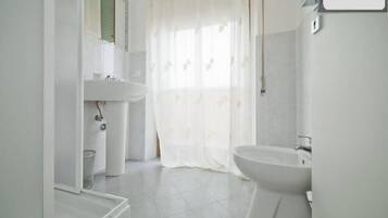 Douche, articles de toilette gratuits, sĂšche-cheveux, bidet