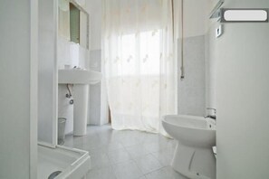 Ducha, artículos de higiene personal gratuitos, secador de pelo y bidé