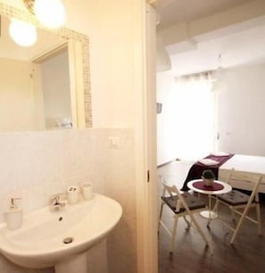 Dutxa, articles de tocador gratuïts, assecador de cabells i bidet