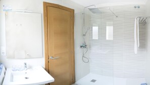 Quarto casal superior, vista para a praia | Banheiro | Chuveiro, chuveiro com efeito de chuva, produtos de toalete grátis 