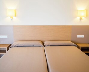 10 bilik tidur, meja, langsir/tirai gelap terus 
