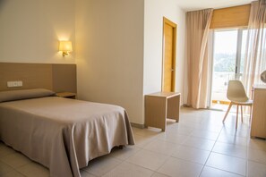 10 bedrooms, desk, blackout curtains, iron/ironing board - Duna Hotel (Sanxenxo)