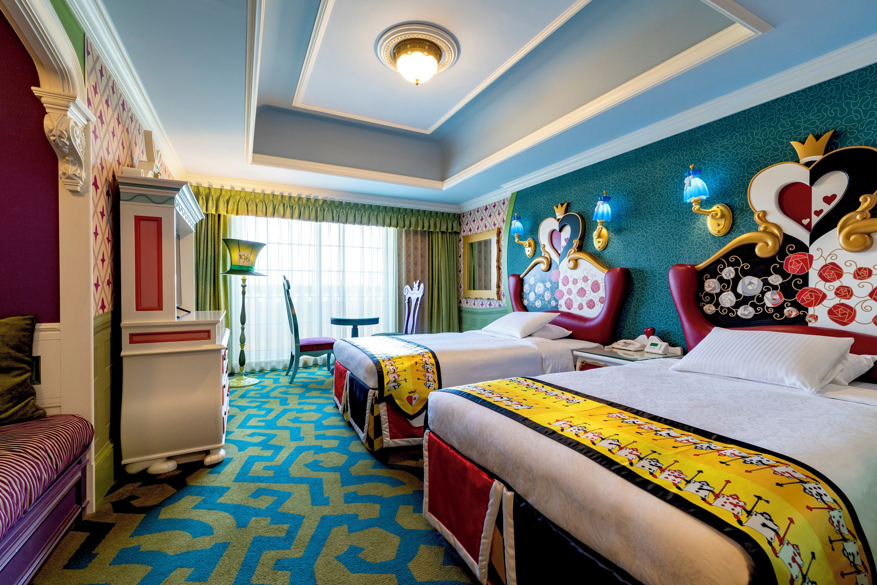 Kamer, niet-roken (Alice in Wonderland, 3rd-8th Floors) | Donsdekens, een kluis op de kamer, verduisterende gordijnen, gratis wifi