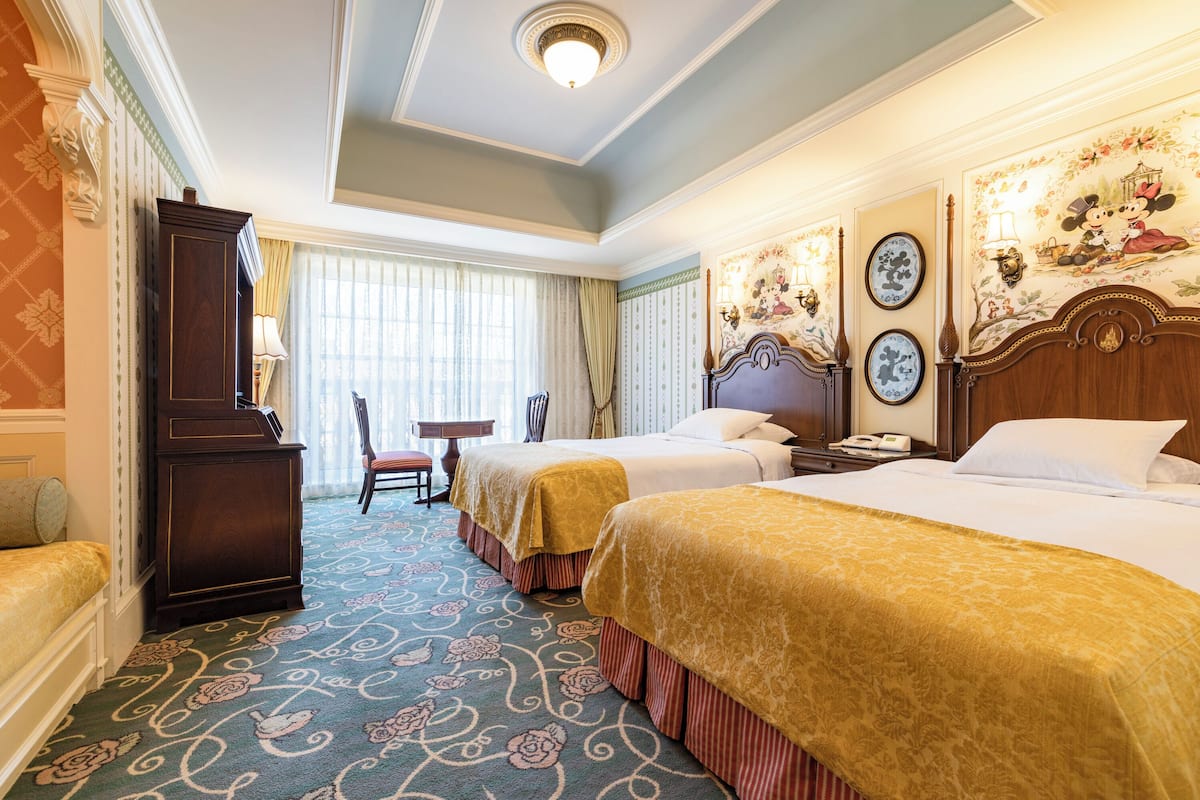 Down duvets, in-room safe, blackout curtains, free WiFi