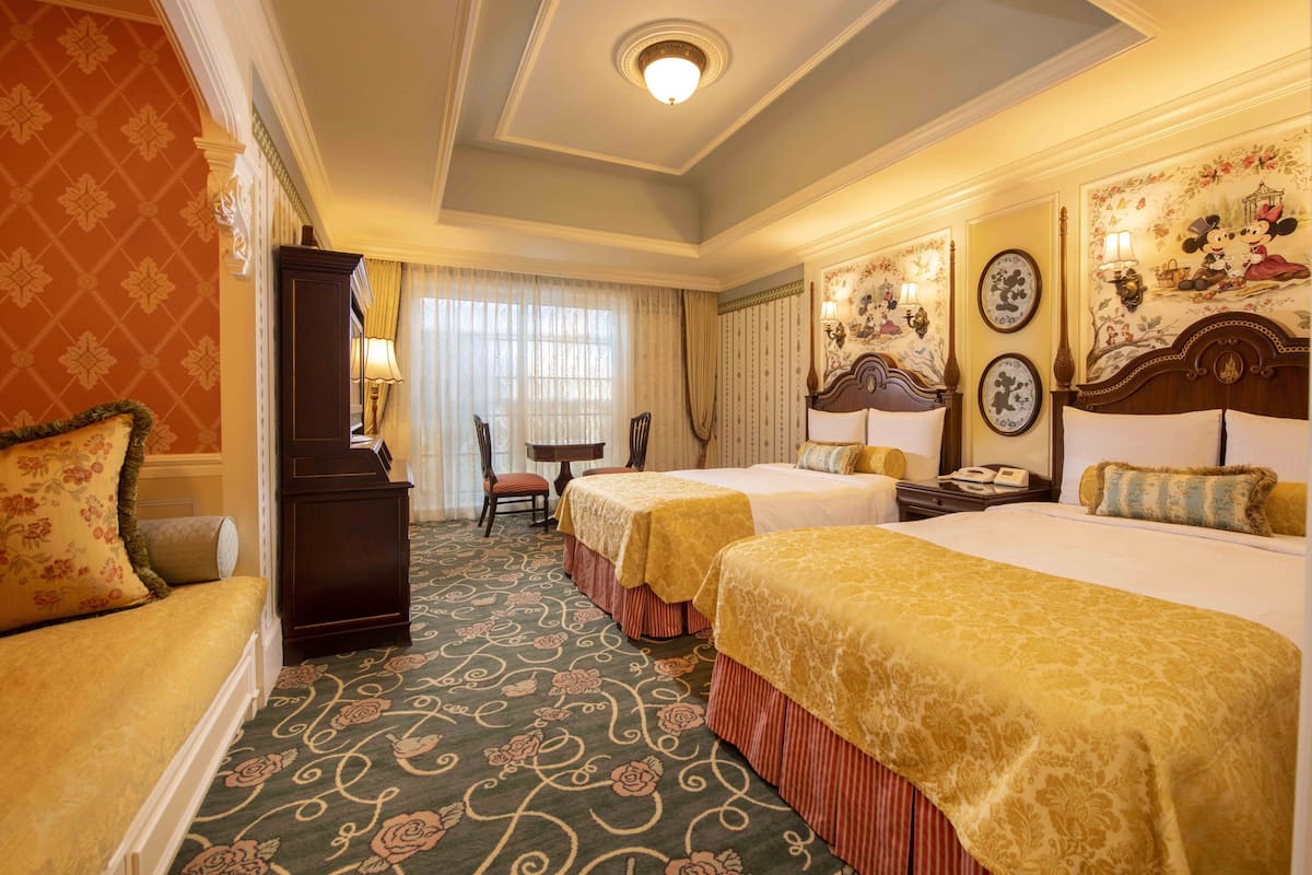 Down duvets, in-room safe, blackout curtains, free WiFi