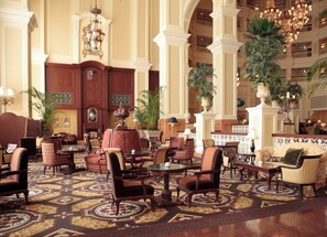 Serveert ontbijt, lunch en diner