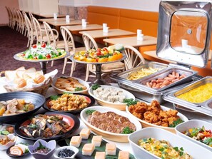 A buffet with various dishes including seafood, meats, and vegetables. - Toyama Chitetsu Hotel (Toyama)