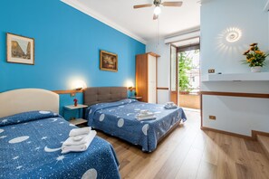 Quarto quádruplo | Roupas de cama premium, cofres nos quartos, escrivaninha