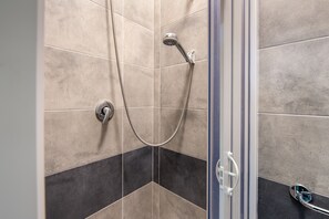 Kamar Triple Basic, 1 kamar tidur | Shower kamar mandi