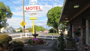 A motel with a sign indicating it has cleanrooms and low wifi. - Pillow Talk Motel (Wellington)