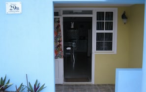 L’entrée d’une maison, avec une plaque indiquant « Princess 29B, Country Drive ».