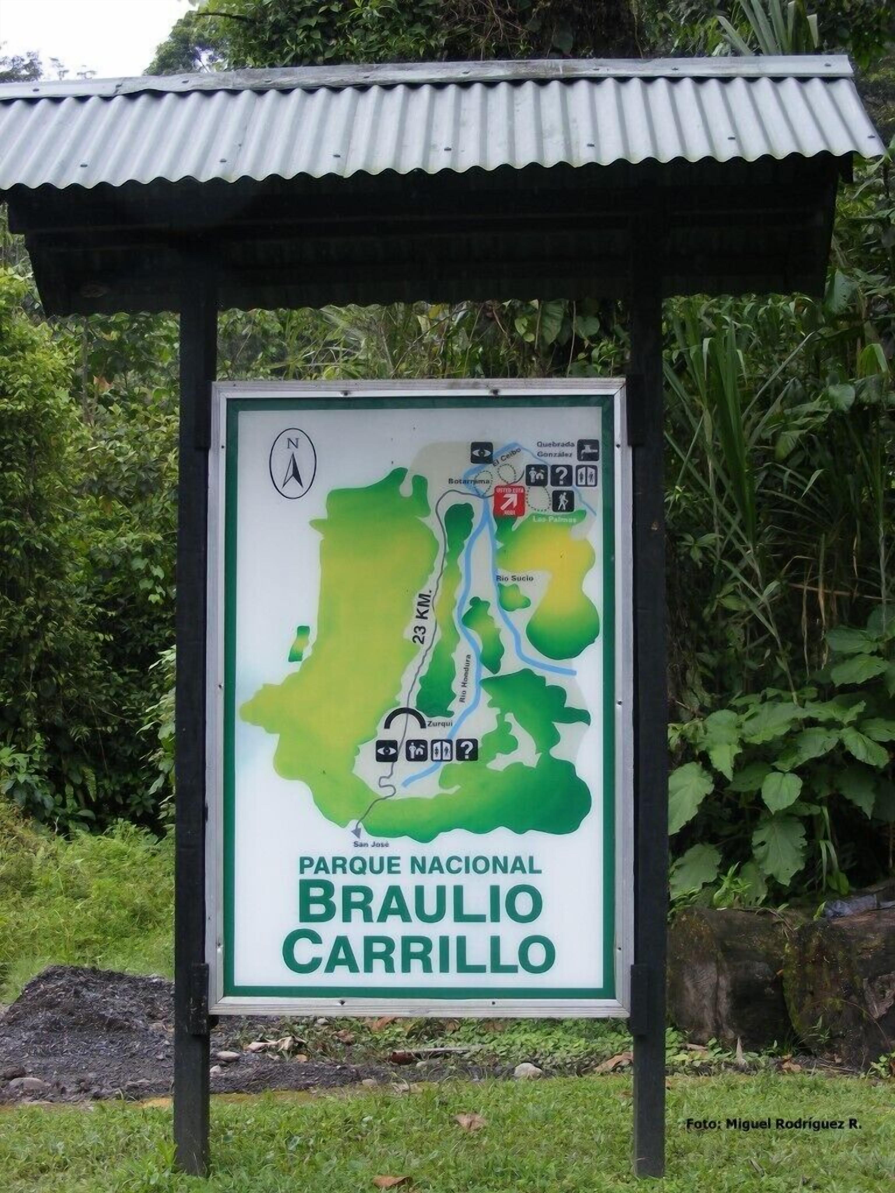 Un mapa del Parque Nacional Braulio Carrillo que muestra una estructura de refugio.