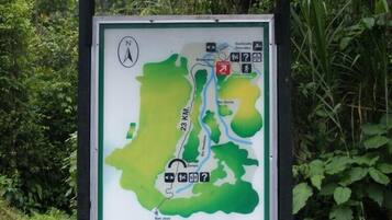 Un mapa del Parque Nacional Braulio Carrillo que muestra una estructura de refugio.