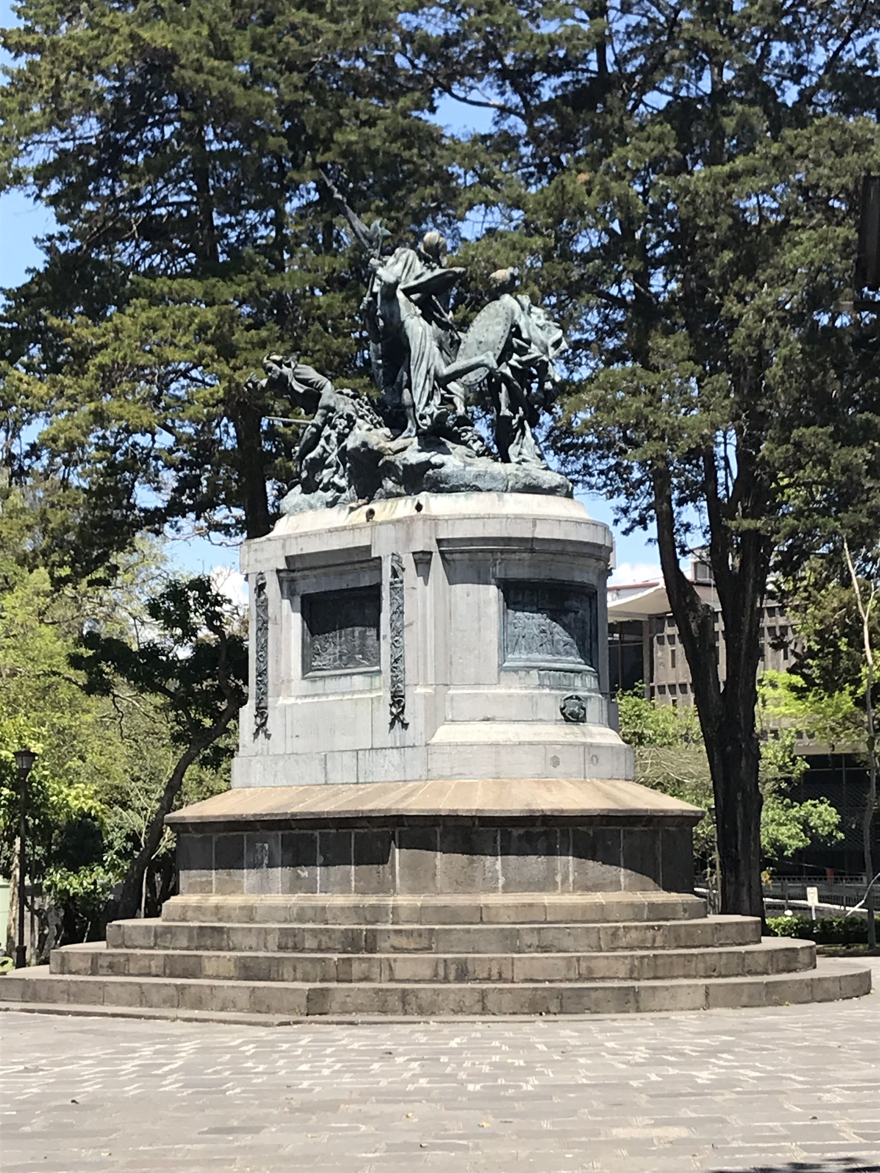 Monument de pedra amb una estàtua central, envoltat per una base circular i escales.