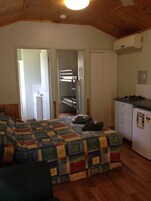 Villa estándar | Mobiliario individual y espacio para trabajar con un portátil