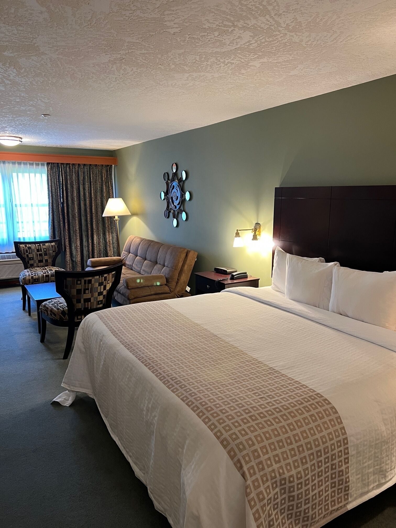 club room, 1 king bed | 1 bedroom, in-room safe, desk, soundproofing