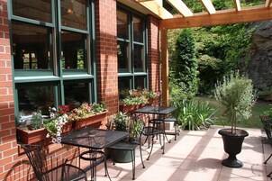 Lunch, dinner and brunch served