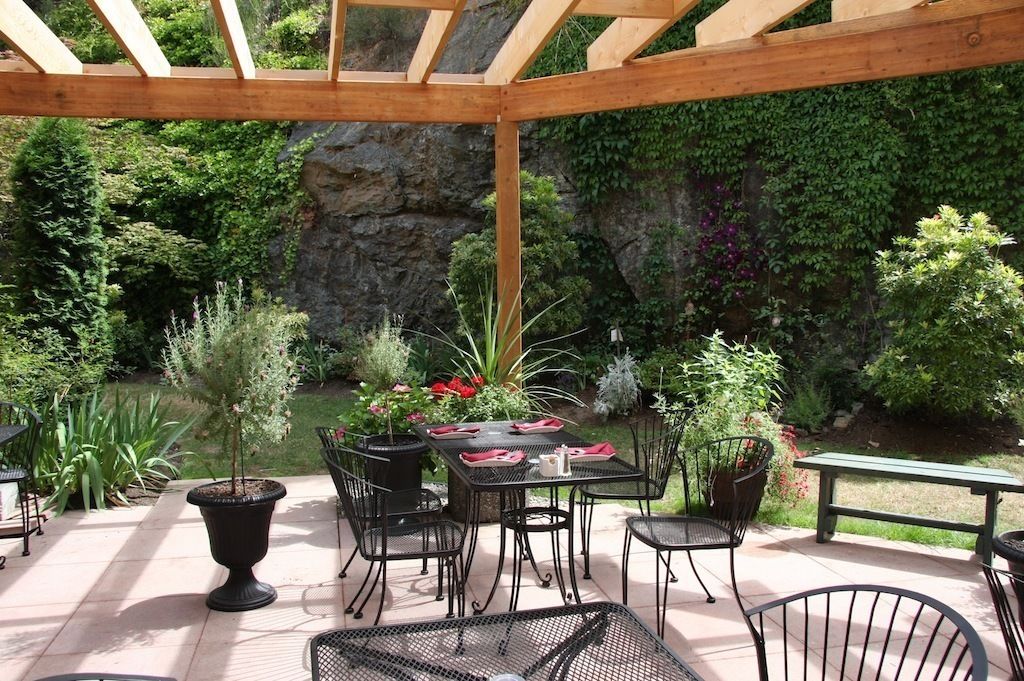 Lunch, dinner and brunch served