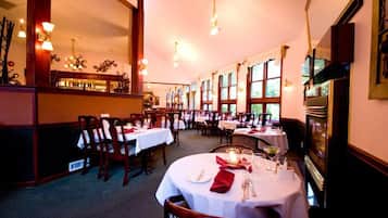 Melayani makan siang, makan malam, dan sarapan siang akhir pekan