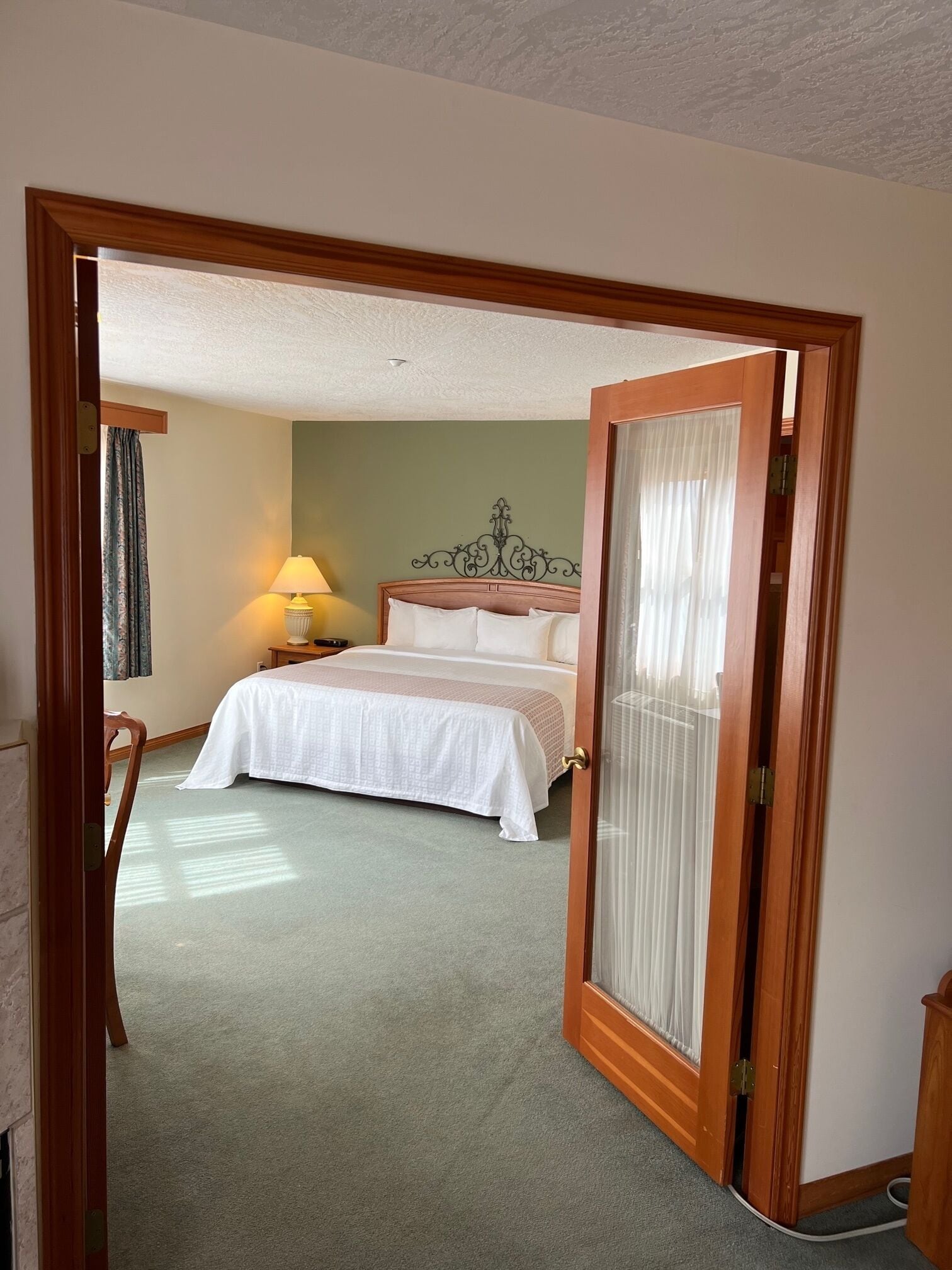 スイート キングベッド 1 台ソファーベッド付き (Maple) | セーフティボックス (室内)、デスク、防音設備、ア  イロン / アイロン台