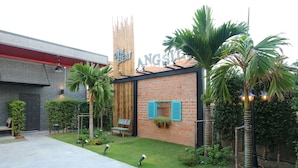 Un edificio de ladrillo con un letrero que dice 'ONE BEAT ANGEL'.