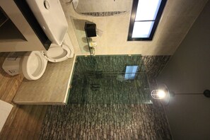 Phòng đôi có thiết kế đặc trưng, 1 giường cỡ king (Vintage Style) | Phòng tắm | Buồng tắm vòi sen, đồ dùng nhà tắm miễn phí, khăn tắm