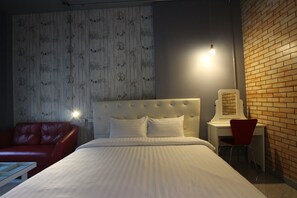 Classic Double Room, 1 King Bed - One Beat Vintage & Bistro (Chonburi)