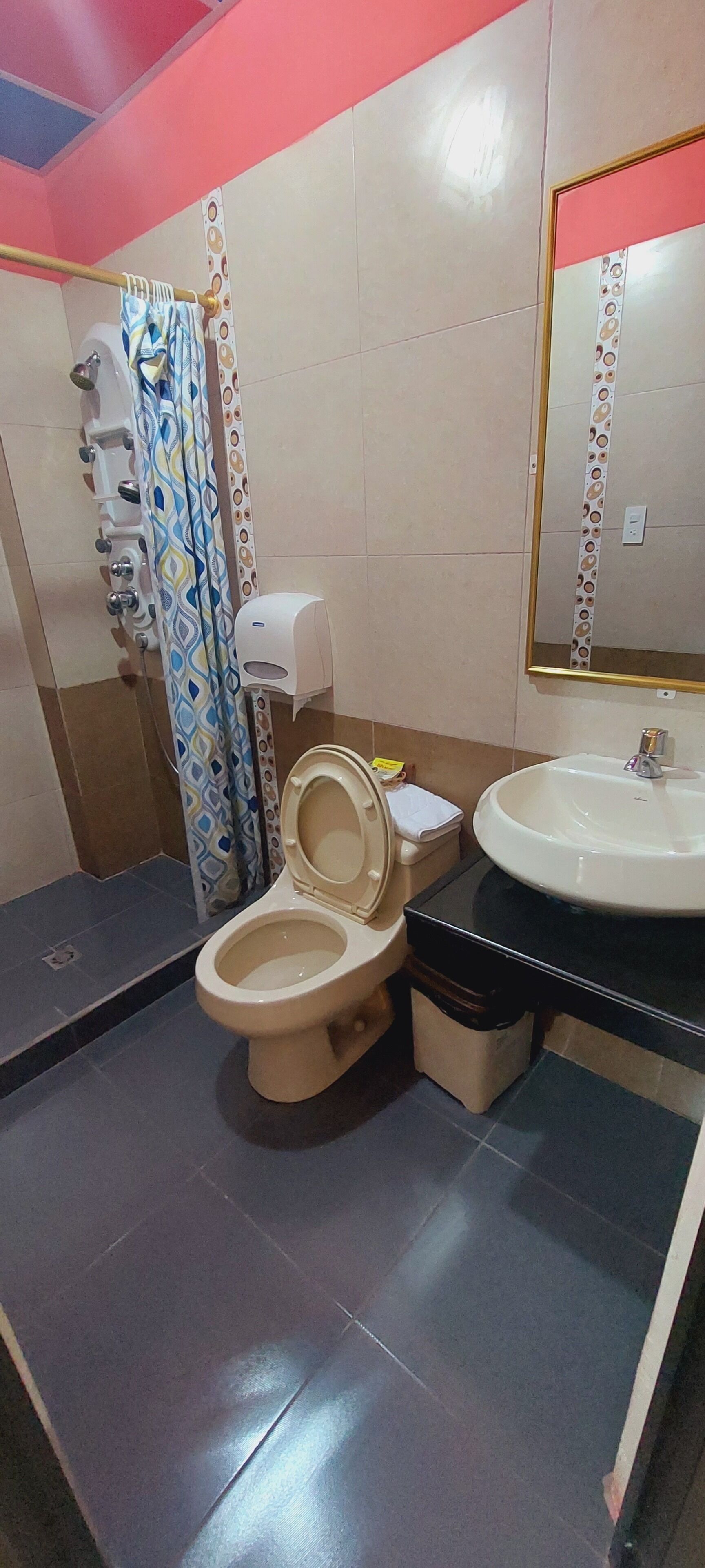 double room, 1 king bed, bathtub | bathroom | free toiletries, hair dryer, towels