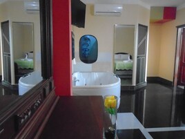 Double Room, 1 King Bed, Bathtub | Jetted tub
