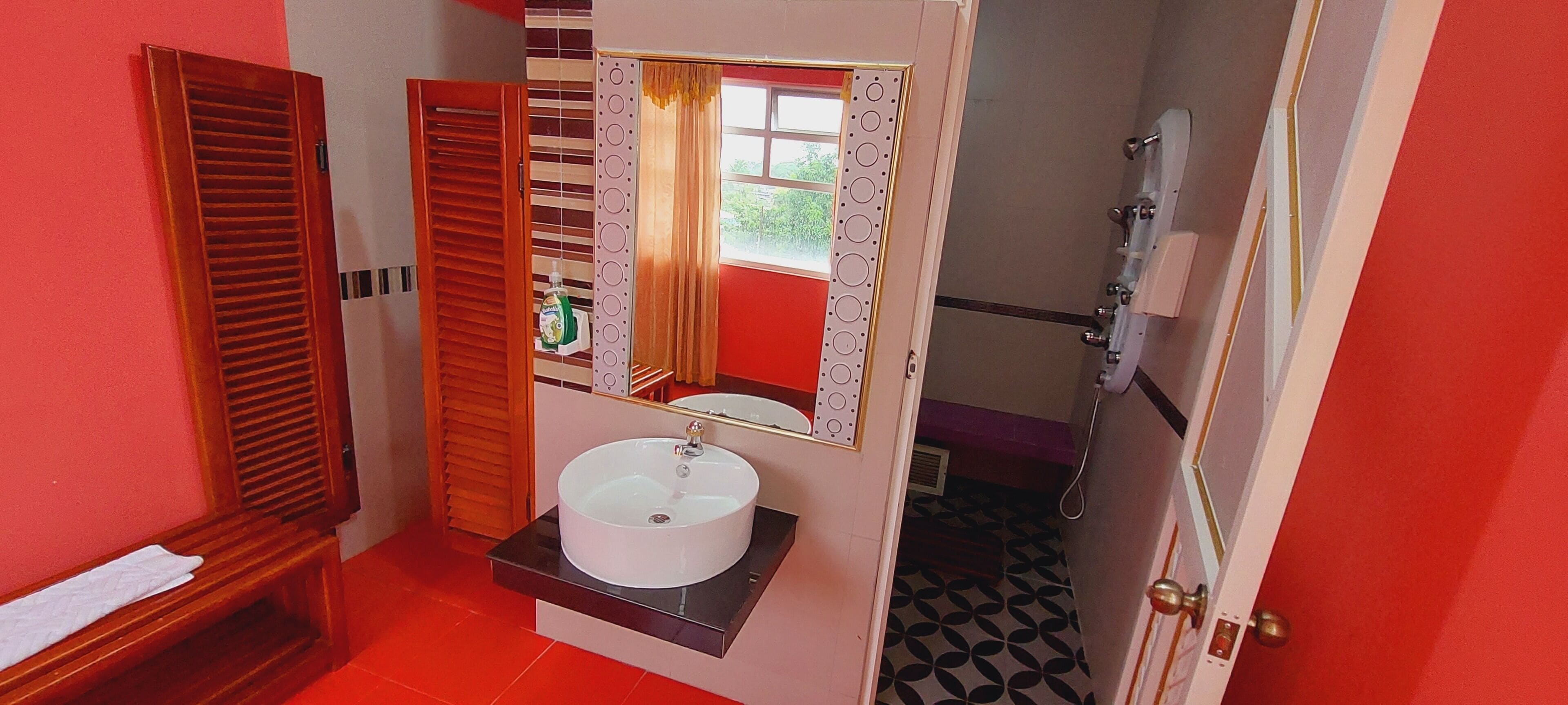 family room (deluxe) | bathroom | free toiletries, hair dryer, towels