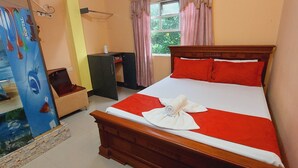 A hotel room with a bed, a wardrobe, a desk, and a window with curtains. - Platinum Class Hostal (Nueva Loja)
