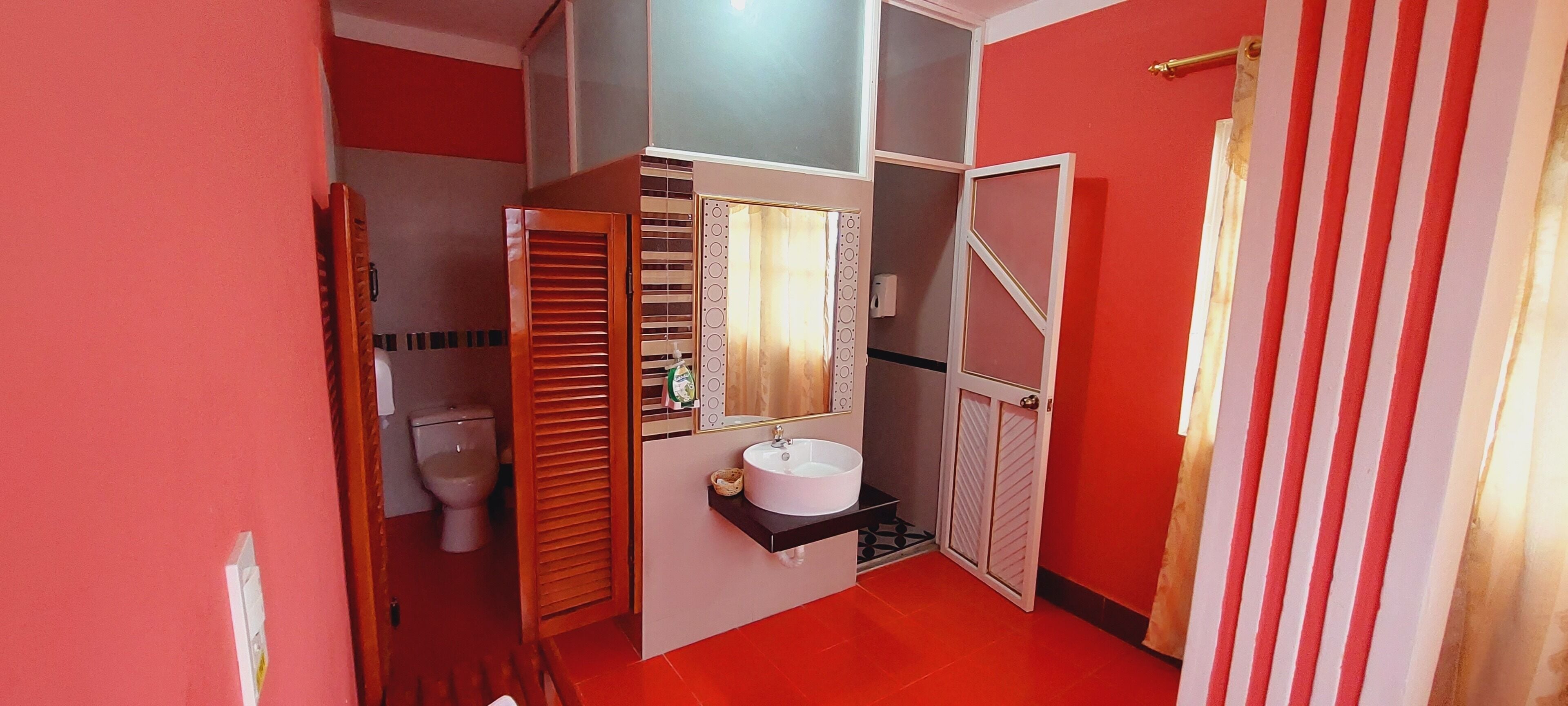 family room (deluxe) | bathroom | free toiletries, hair dryer, towels