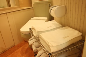 Combined shower/bathtub, hair dryer, slippers, bidet - Hotel Jasmine Resort Style – Adults Only (Higashi-osaka)